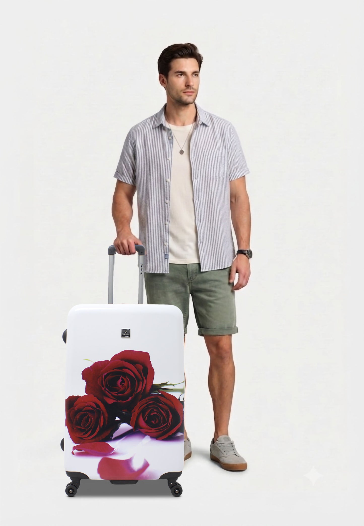 Saxoline Red Roses driedelige harde kofferset in wit met rode rozenprint, man poseert met de grote koffer op witte studioachtergrond