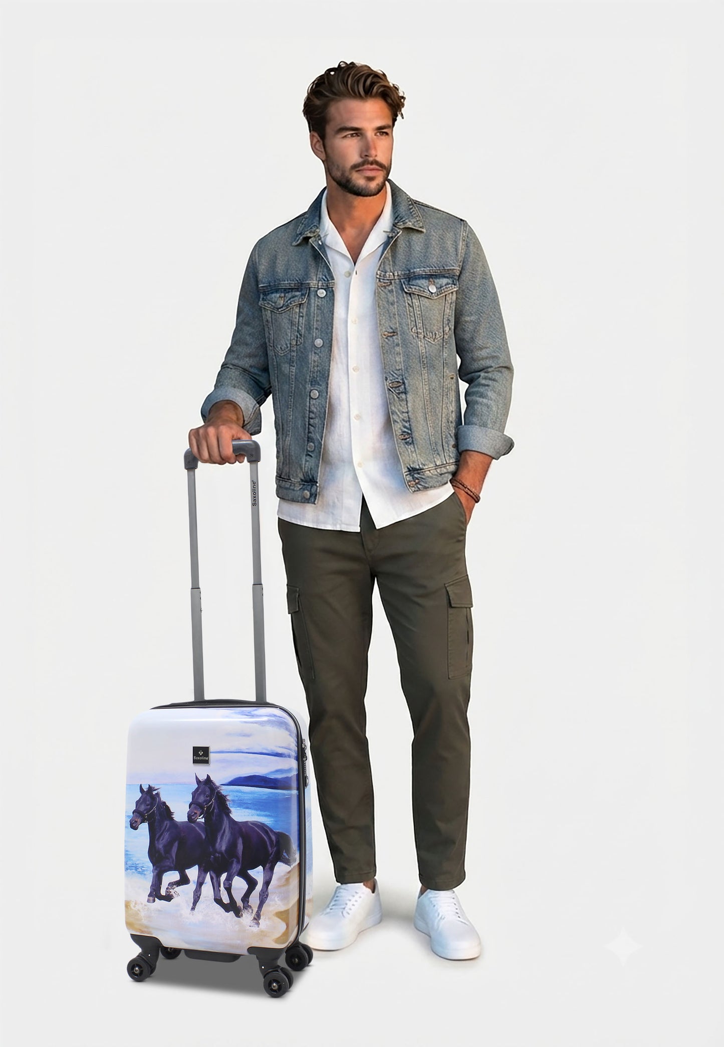 Saxoline Black Horse harde handbagagekoffer in wit met zwarte paardenprint, man poseert met de koffer op witte studioachtergrond