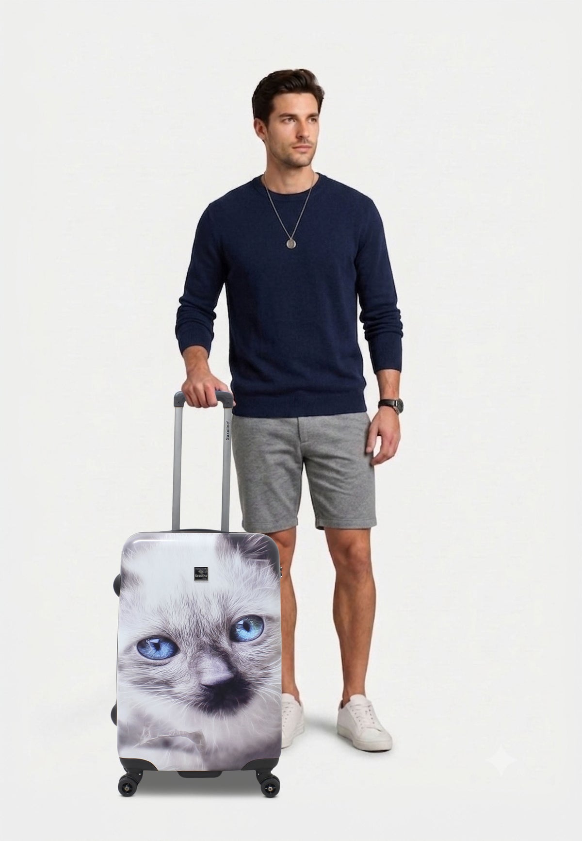 Saxoline White Cat middelgrote harde reiskoffer met grijs-witte kattenprint, man poseert met de koffer op witte studioachtergrond