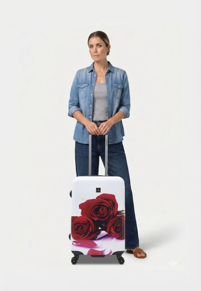 Saxoline Red Roses driedelige harde kofferset in wit met rode rozenprint, vrouw poseert met de middelgrote koffer op witte studioachtergrond