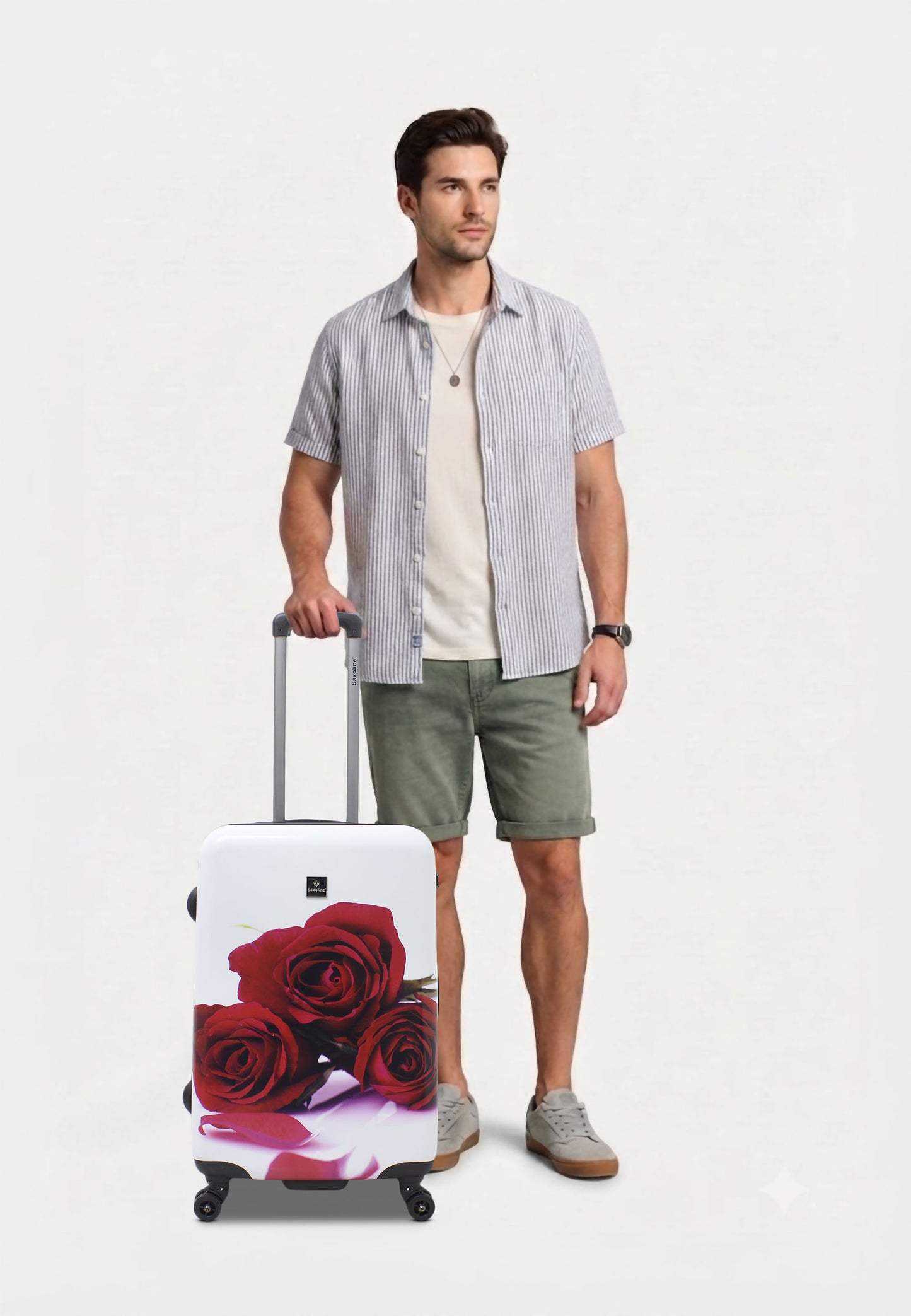Saxoline Red Roses driedelige harde kofferset in wit met rode rozenprint, man poseert met de middelgrote koffer op witte studioachtergrond
