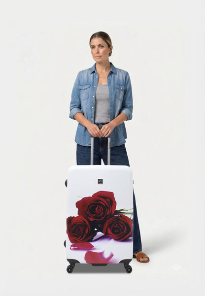 Saxoline Red Roses grote harde reiskoffer in wit met rode rozenprint, vrouw poseert met de koffer op witte studioachtergrond