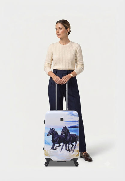 Saxoline Black Horse middelgrote harde reiskoffer in wit met zwarte paardenprint, vrouw poseert met de koffer op witte studioachtergrond