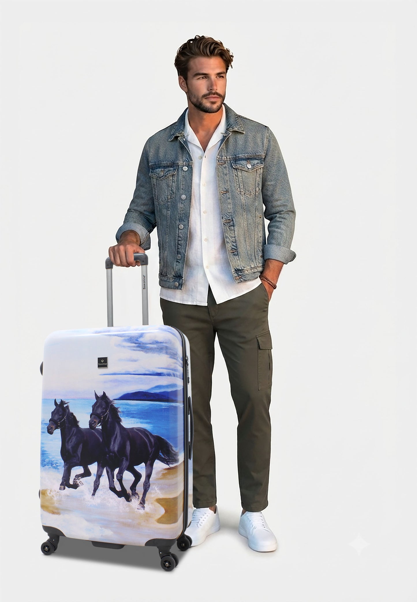 Saxoline Black Horse grote harde reiskoffer in wit met zwarte paardenprint, man poseert met de koffer op witte studioachtergrond
