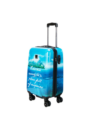 Saxoline Blue Island Print harde handbagagekoffer met blauwe eilandprint, schuin vooraanzicht op vier spinnerwielen